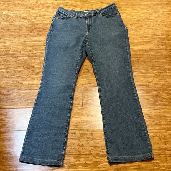 Levi's Class Bootcut Medium Dark Wash Blue Denim Jeans. Size 32" X 30" - Picture 9 of 15